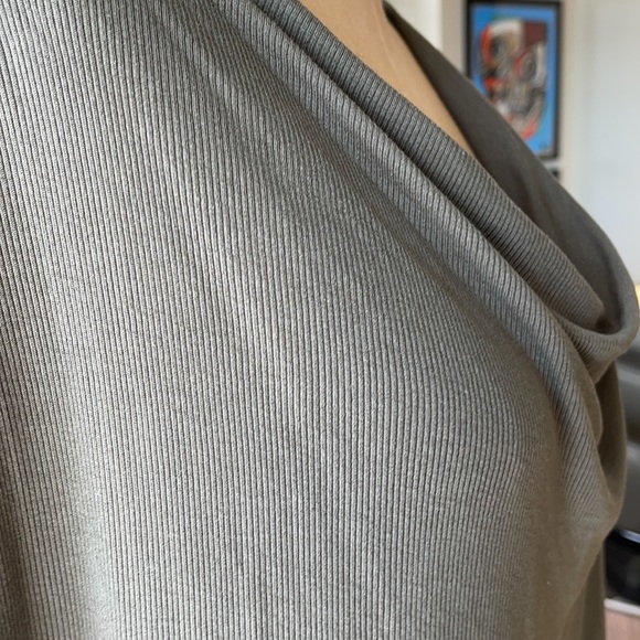 Super soft, sexy Tee, size S.  Army green - Picture 3 of 4